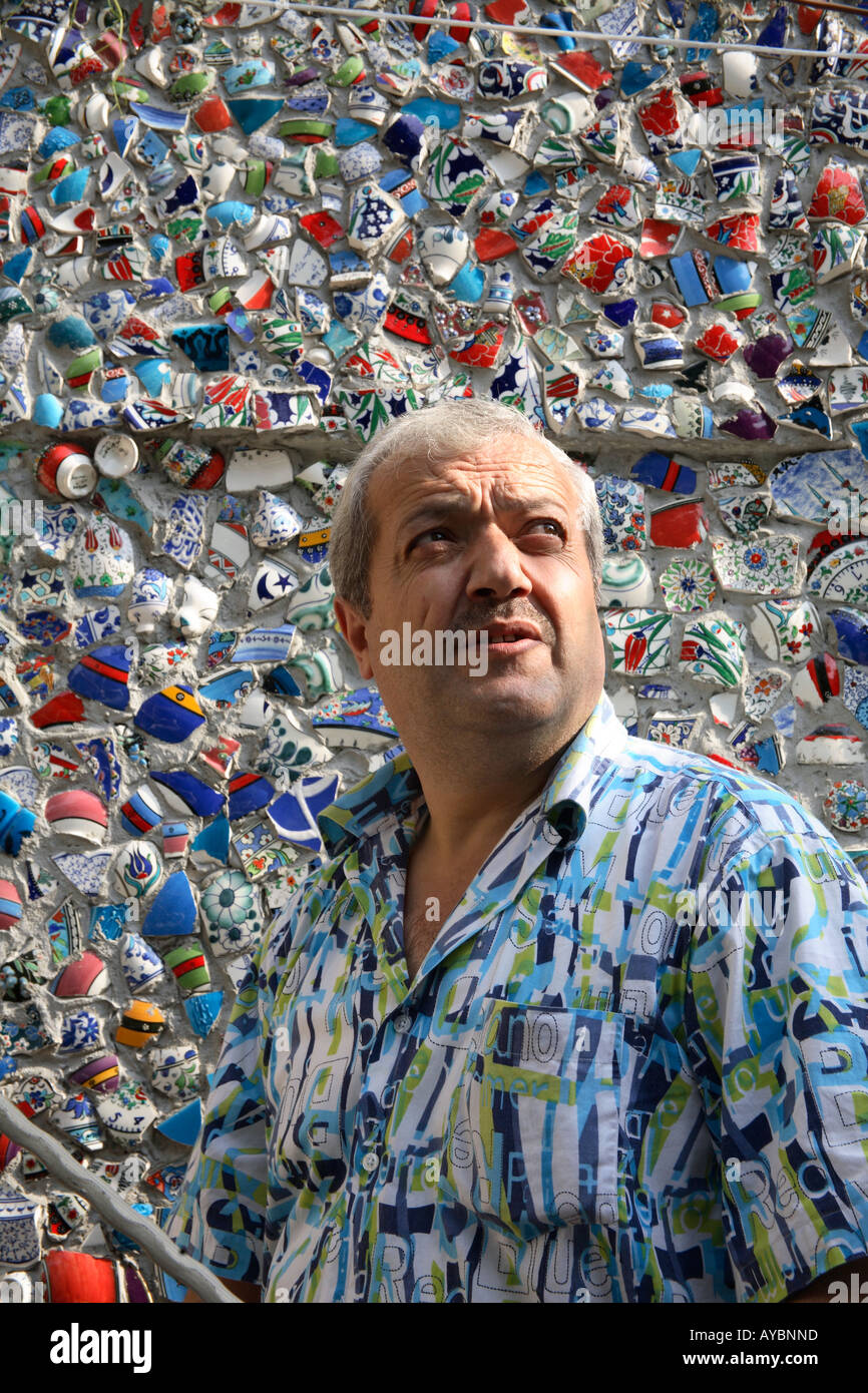 Bagno turco uomo davanti a cocci rotti annegato nel muro. Sultanahmet, Istanbul, Turchia Foto Stock