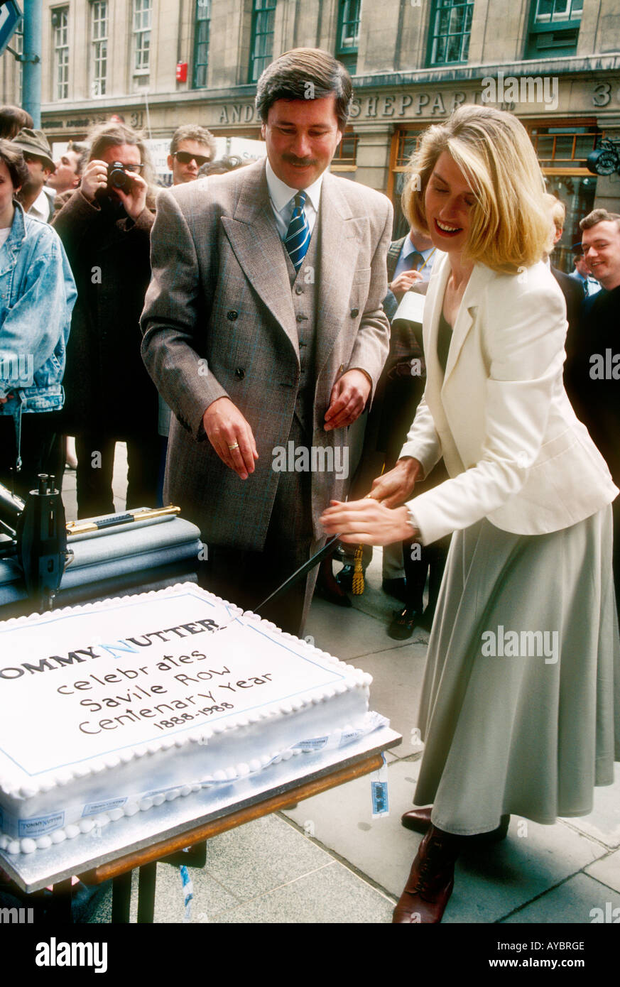 Selina Scott con sarto su misura Tommy pazzo tagliare la torta con la spada durante il 1988 Celebrazioni del Savile Row,Londra. Foto Stock