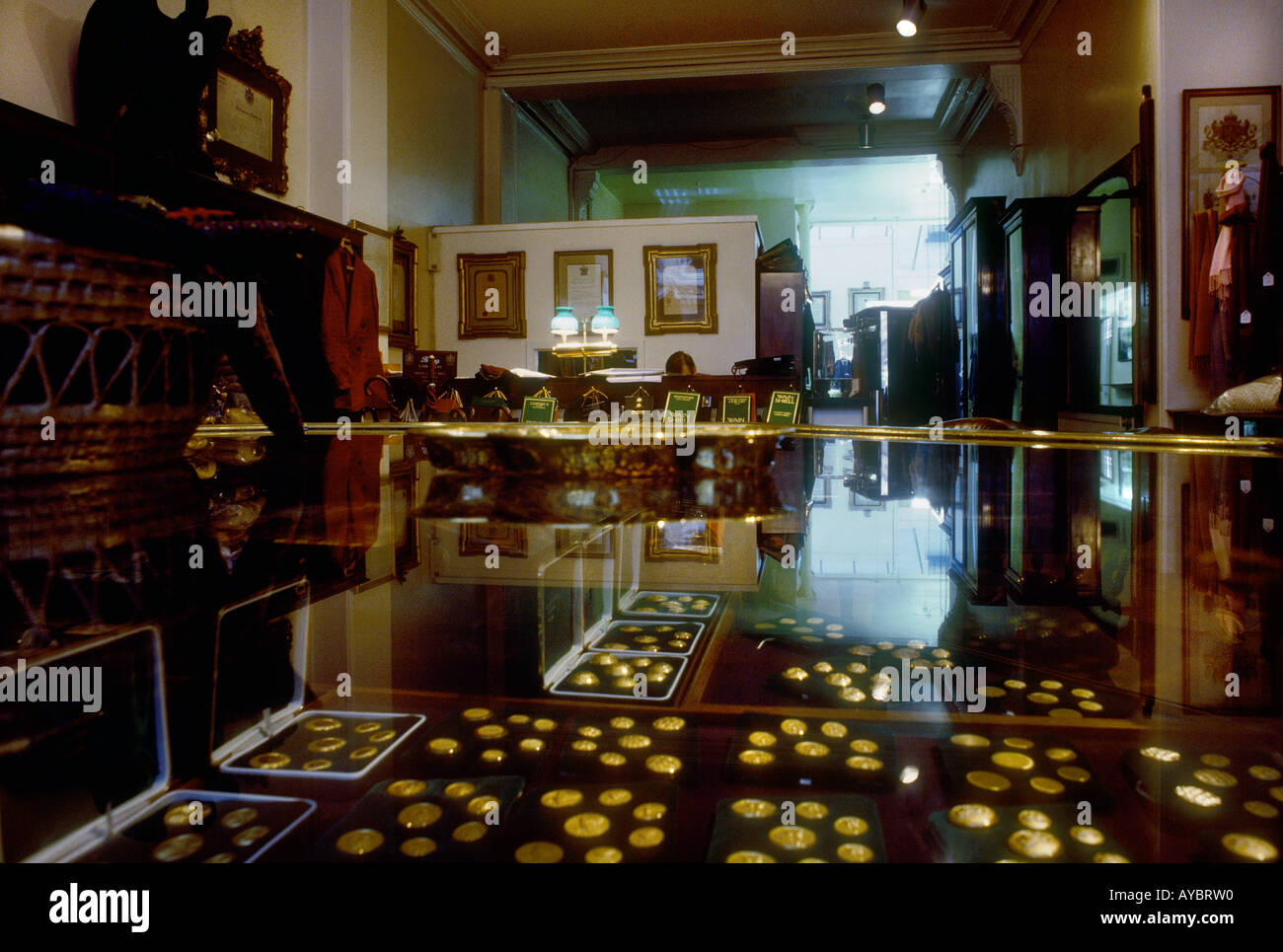 Pulsanti in ottone in vetrina e la visualizzazione dei legami nella showroom di antiquariato di Henry Poole & Co, Savile Row, Londra Foto Stock