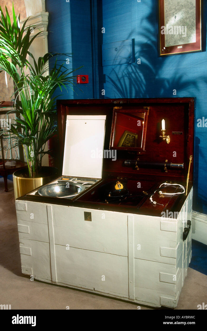 Antico mare petto realizzato per la marina militare durante la Guerra di Crimea era progettato da Gieves di Gieves Hawkes Savile Row,Londra. Foto Stock