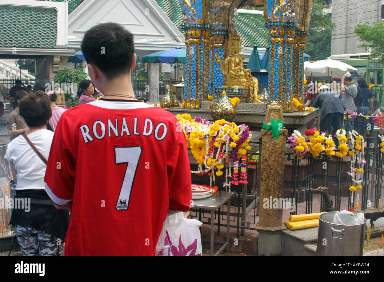 Giovane uomo che indossa una maglietta da calcio Ronaldo 7 Manchester United all'Erawan Shrine Bangkok Thailandia Foto Stock