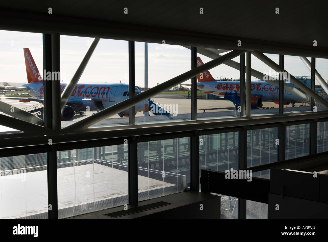 L'aeroporto di Bristol vista di stands aeromobili dalla partenza lounge Foto Stock