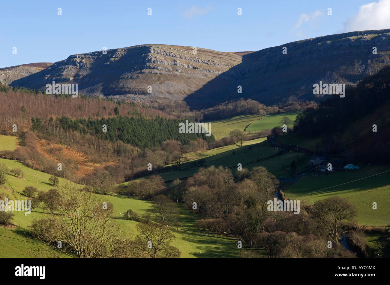 Il Galles, Denbighshire, Llangollen. Visualizza in alto la valle Eglwyseg verso Eglwyseg Montagna. Foto Stock