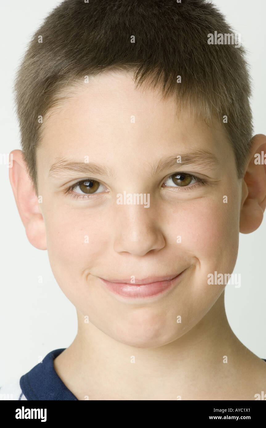 Giovane ragazzo preteen ritratto sorridente. Foto Stock