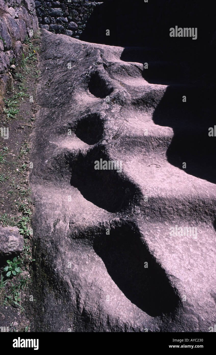 Scala scolpita nella pietra vicino alla tomba reale Machupicchu Perù Foto Stock
