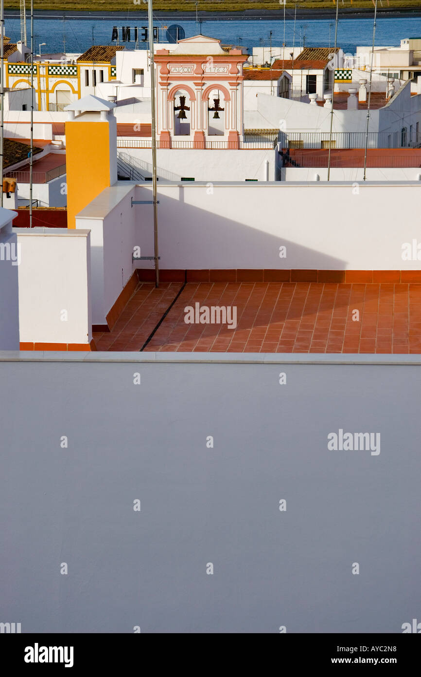 Una vista sui tetti di edifici bianchi in Ayamonte una città costiera nel sud della Spagna Foto Stock