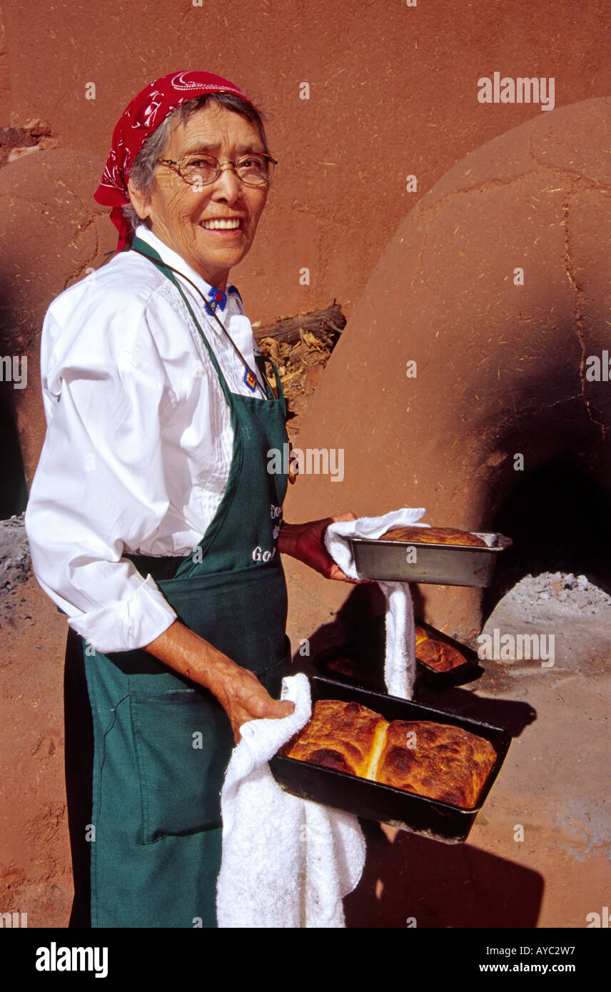 Signor 641 della Roybal cuoce il pane in un forno di adobe a El Rancho de Las Golondrinas, un museo vivente di storia-Santa Fe, New Mexico. Foto Stock
