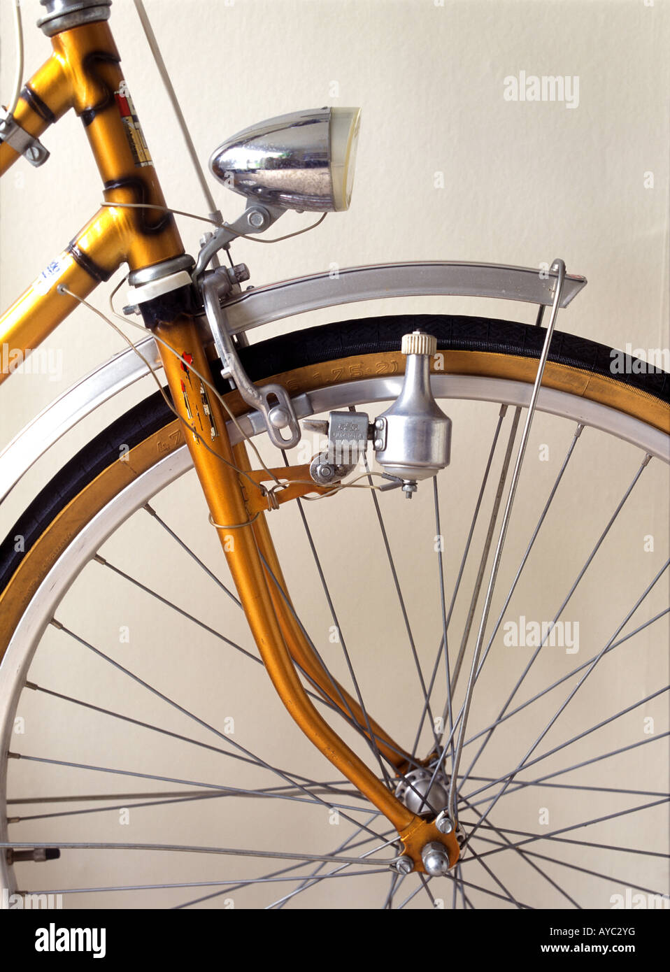 La dinamo di bicicletta in bicicletta Foto stock - Alamy