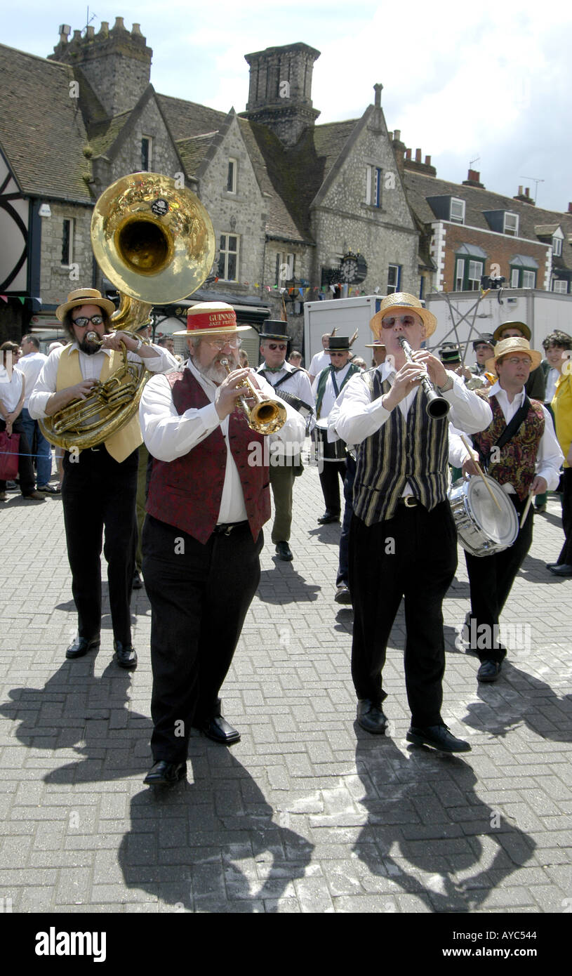 Banda di ottoni marciando attraverso West Malling nel Kent Foto Stock