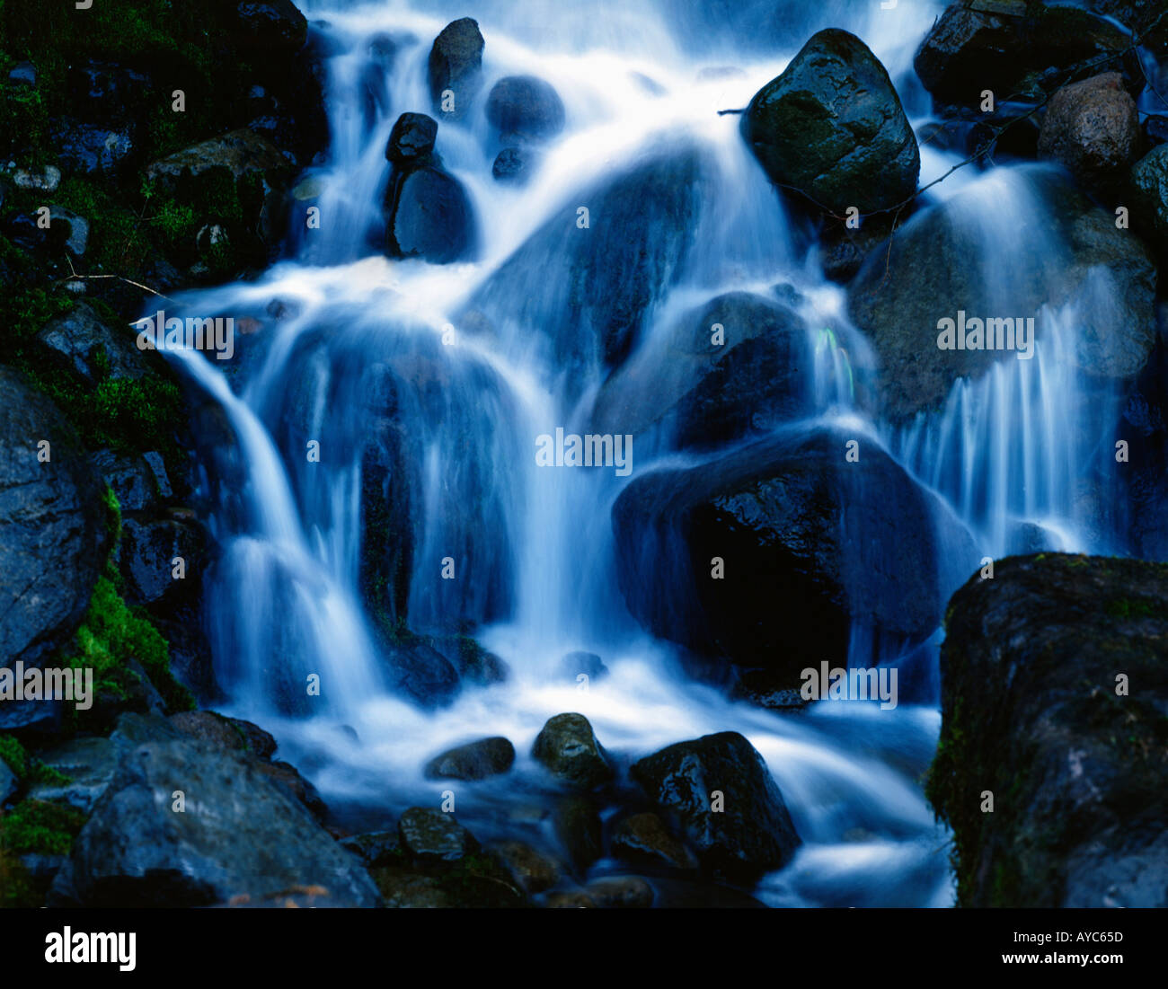 Acque che scorrono impetuose cascata su grossi massi sul monte Hood in Oregon Foto Stock