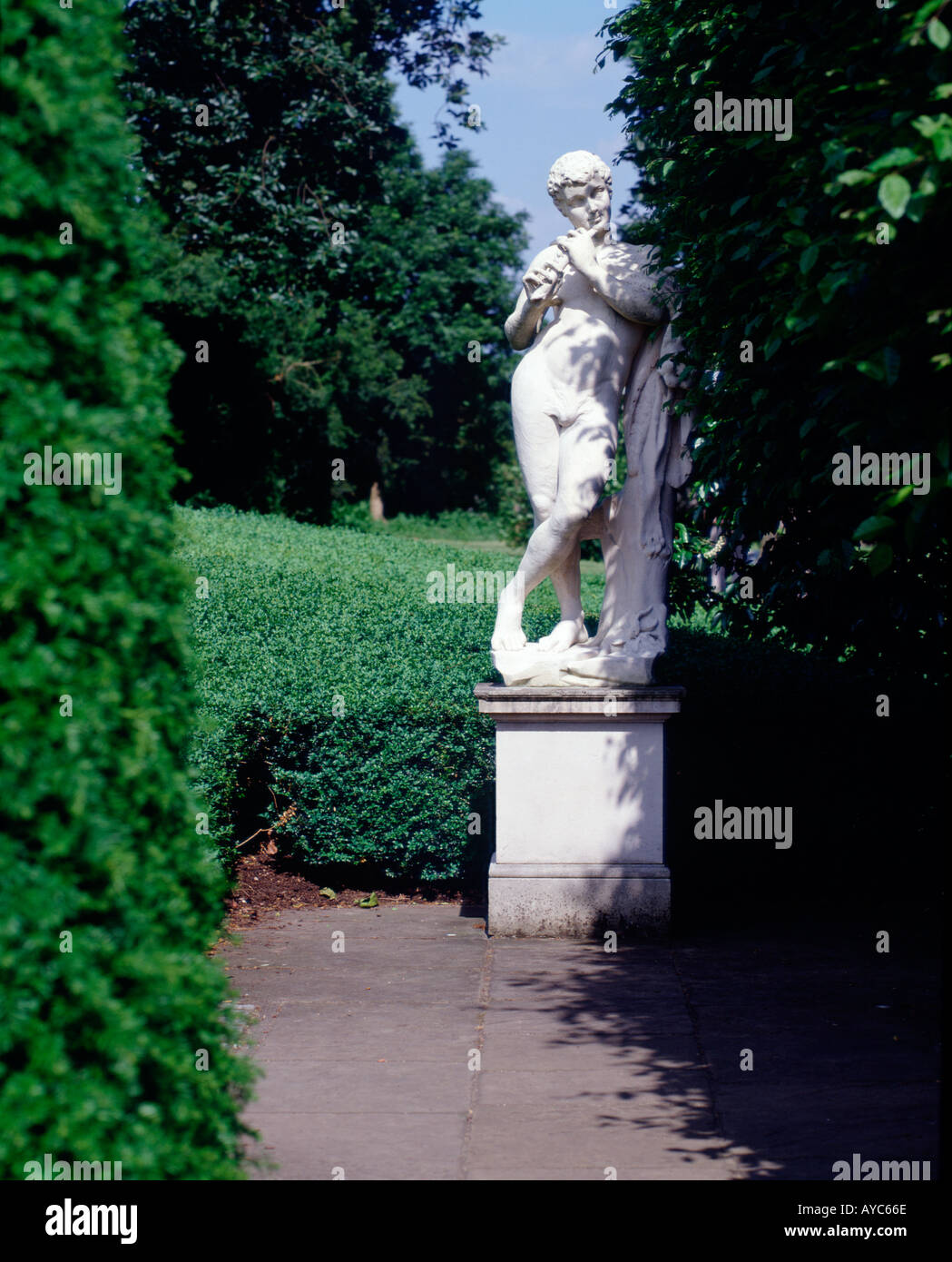 Statua del dio Pan dietro la siepe nei giardini della casa olandese Kew Gardens Londra Inghilterra Foto Stock