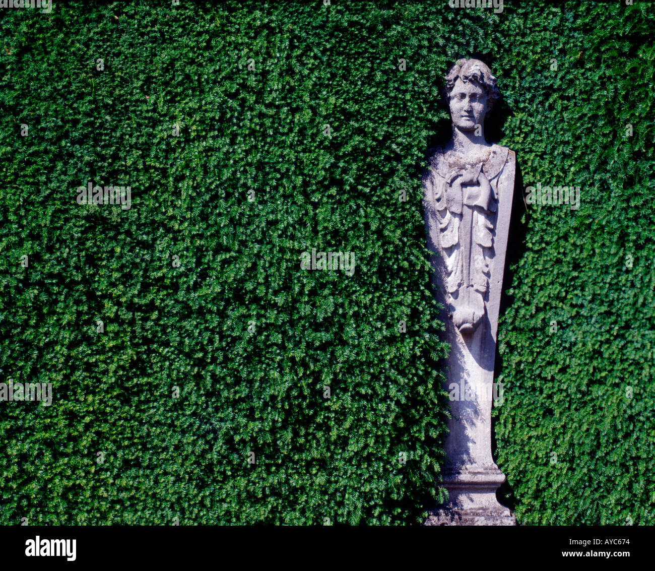 Statua incorporato in hedge nella motivazione della casa olandese Kew Gardens Londra Inghilterra Foto Stock