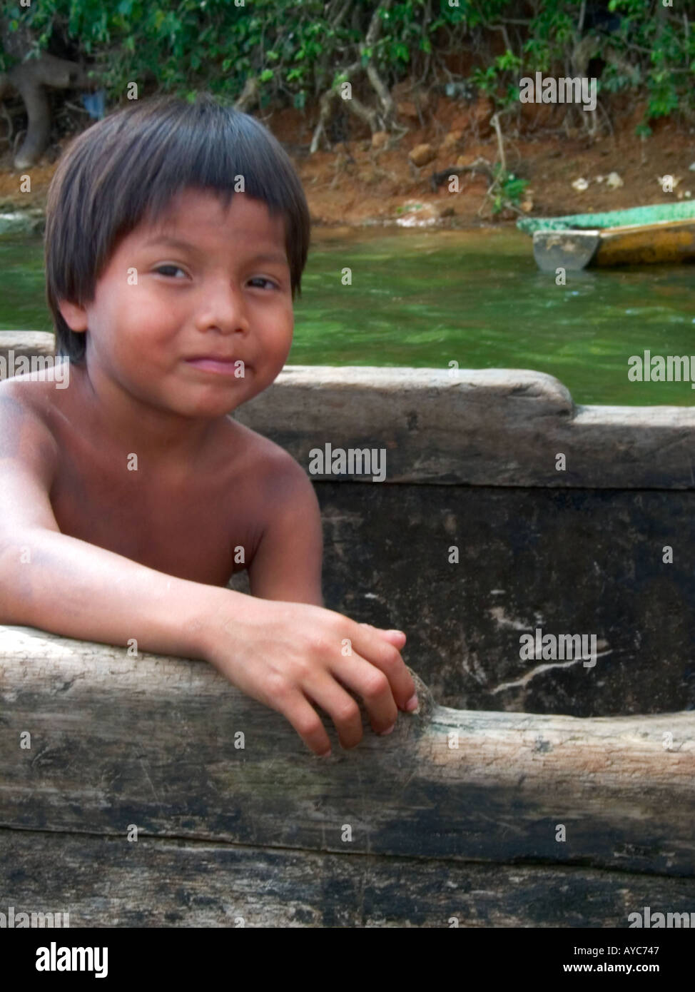 Embera Drua Kid Guarda la fotocamera.Repubblica di Panama Foto Stock