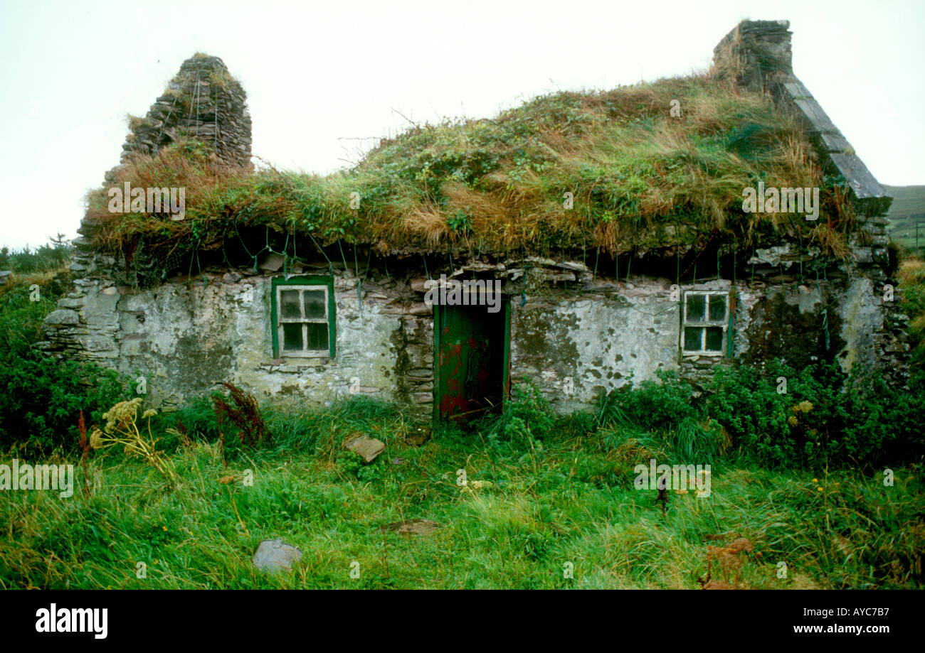 Abbandonato il vecchio tetto sod cottage in Irlanda occidentale Foto Stock