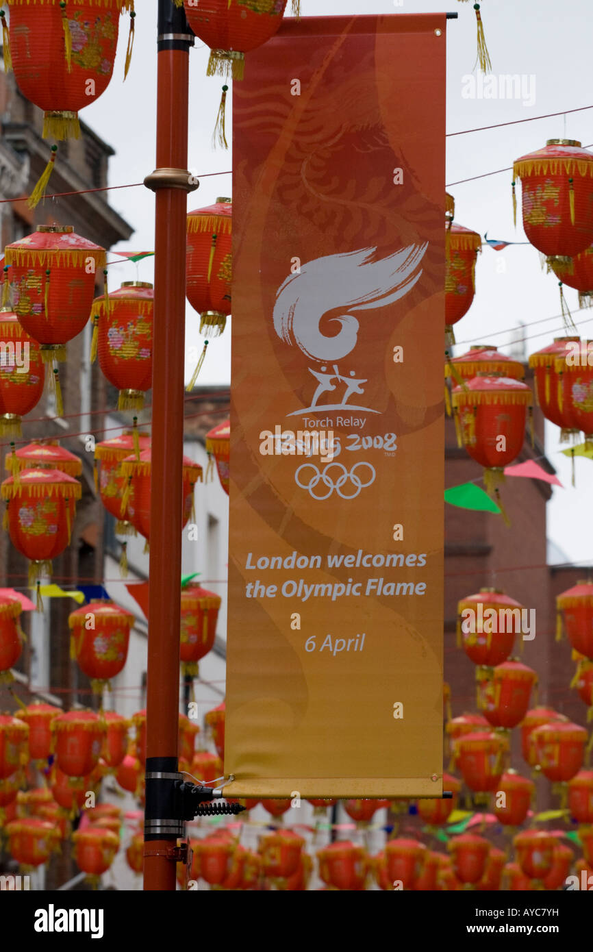 Un banner nella Chinatown di Londra accoglie con favore l'arrivo della Torcia Olimpica 6 Aprile 2008 Foto Stock