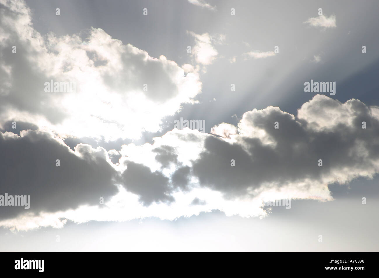 Sun dietro il cloud Foto Stock