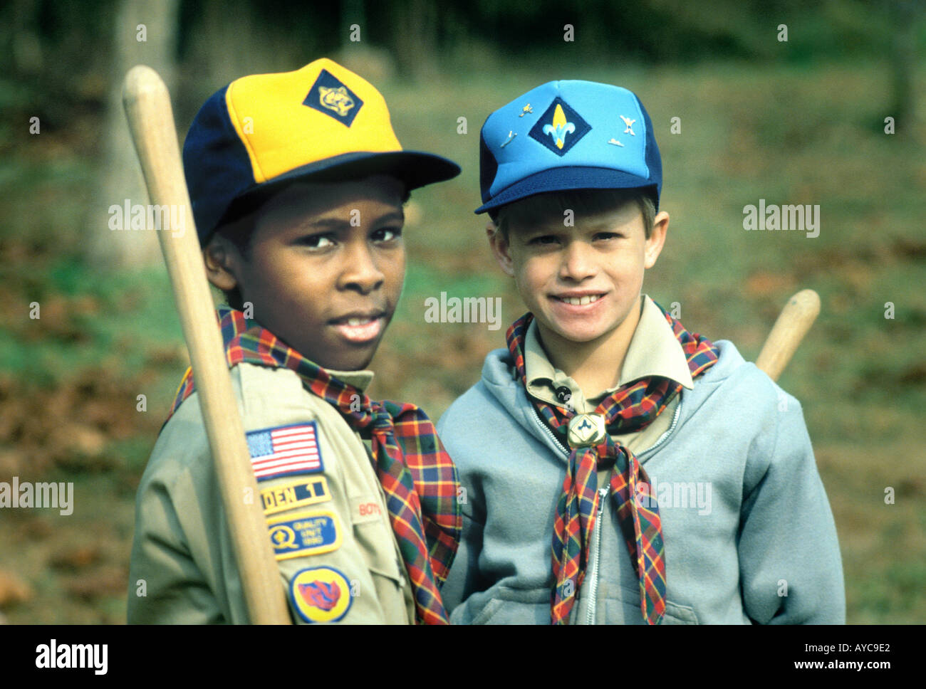 Due veri e propri giovani Boy Scouts che sono amici ad Atlanta che lavorano nel giardino della comunità panting semi alimentari per gli anziani in Georgia Foto Stock