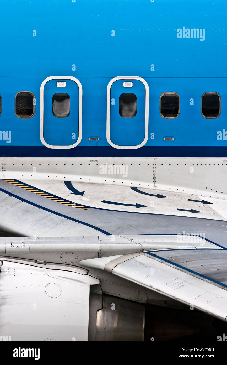 Primo piano della porta laterale parafango su uscite di emergenza di una KLM Boeing 737-400. Foto Stock