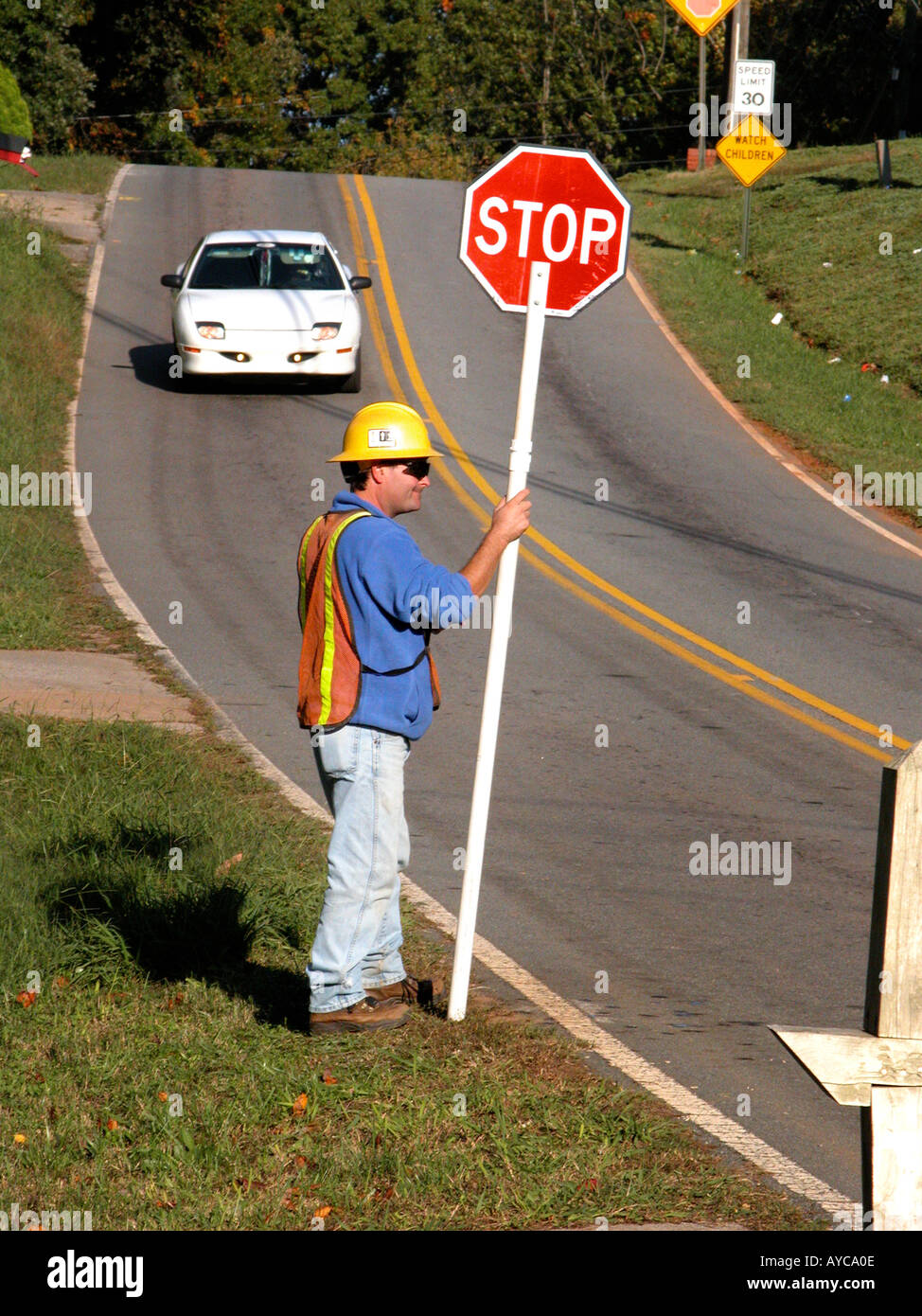 Per motivi di sicurezza, un vero ammiratore della zona di lavoro della Southern Co. Ferma il traffico per l'equipaggio elettrico ad Atlanta Foto Stock