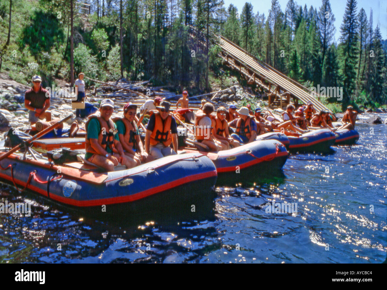 Zattere di gomma caricata con avventurieri preparare il lancio su la forcella centrale del fiume di salmoni in Idaho per cinque giorni di viaggio Foto Stock