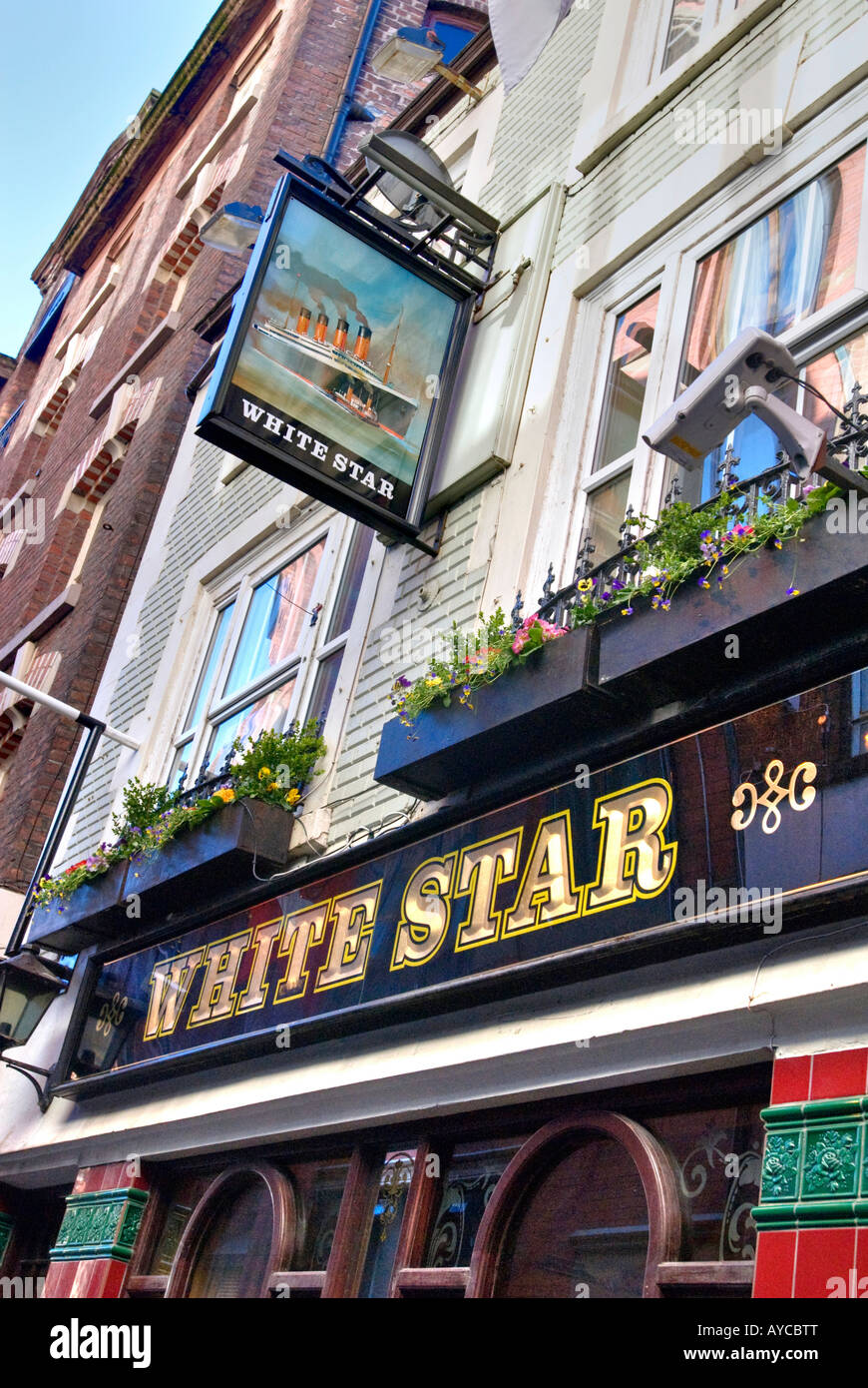 Una casa pubblica in Rainford Gardens Liverpool che ricorda il mal bianco stregate Star Line che possedeva il Titanic. Foto Stock