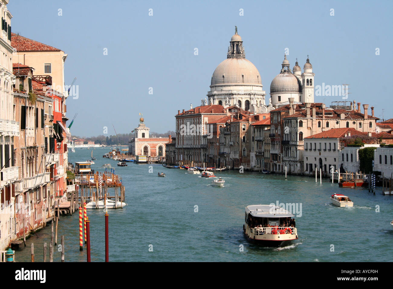 Ispiratore vista come San Marco bacino si apre fino alla fine del Canal Grande di Venezia, Veneto, Italia con la salute Foto Stock