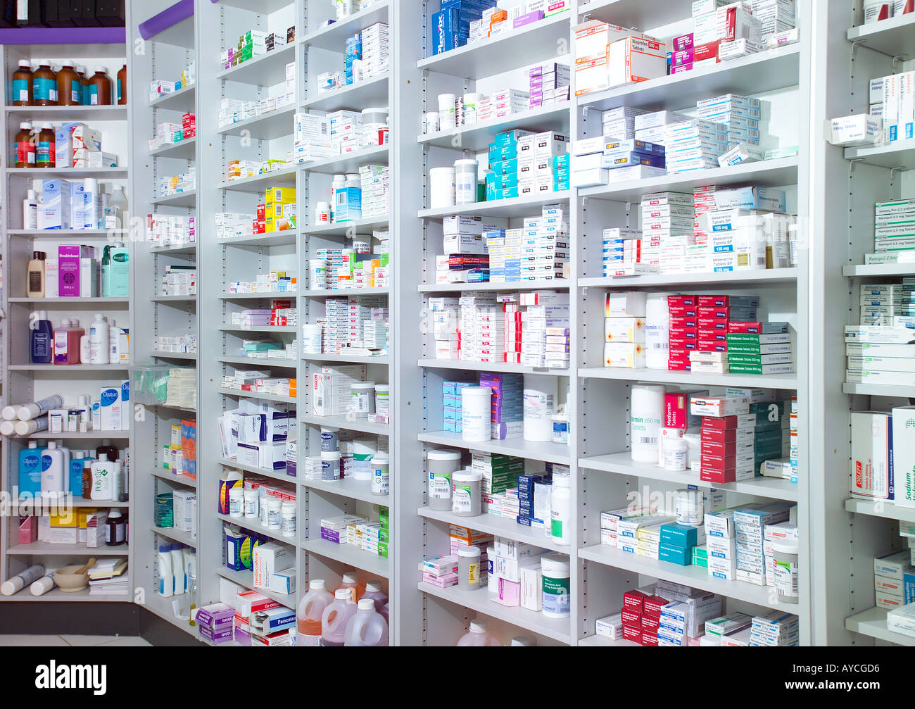 Le medicine in farmacia ripiani Foto Stock