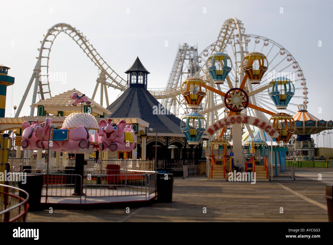 Parco dei divertimenti con giostre e rollercoaster Foto Stock