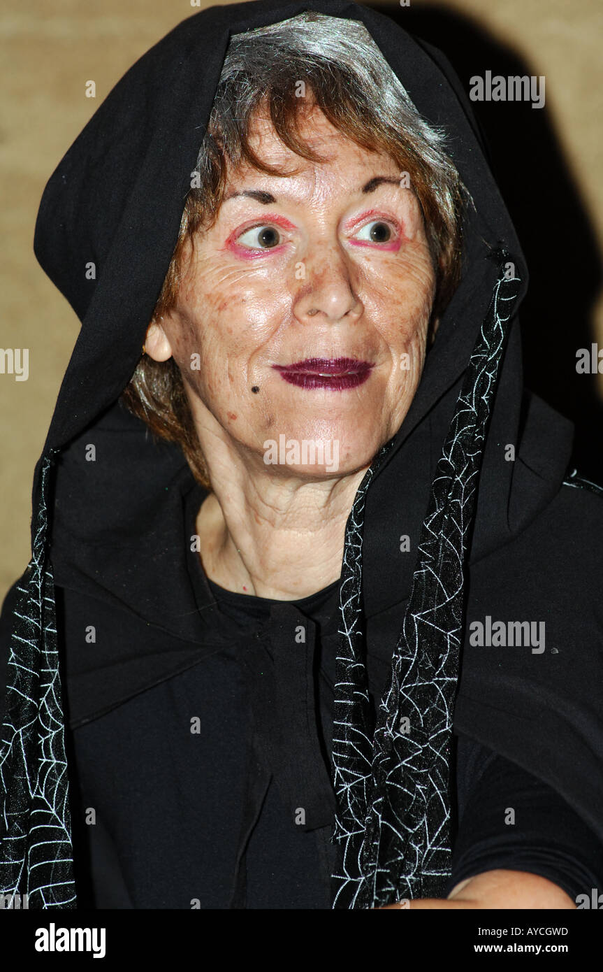 Una donna signora vestita come una strega al festival terra de trobadors castello d empuries costa brava Catalogna SPAGNA Foto Stock
