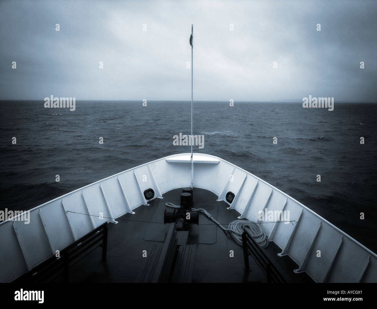 La prua di una nave si dirigeva verso tempestoso mare nuvoloso Foto Stock