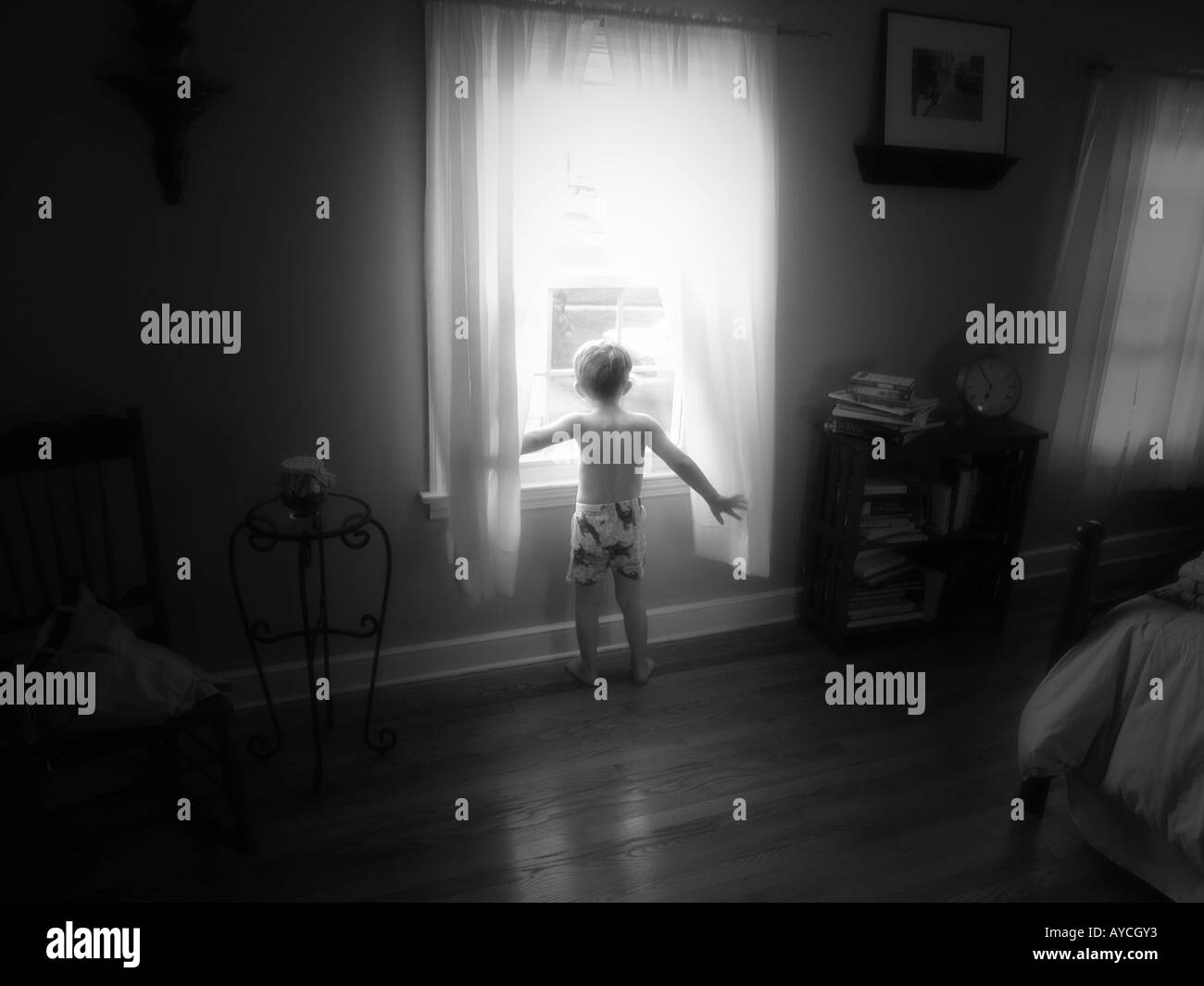 Fotografia surreale di un piccolo ragazzo guardando fuori della finestra Foto Stock