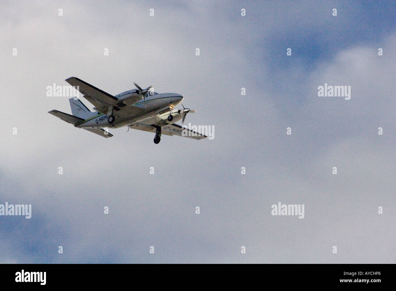 " Commuter " monoplano con carrello di atterraggio aprire la preparazione di atterrare all'aeroporto di Dundee, Regno Unito Foto Stock
