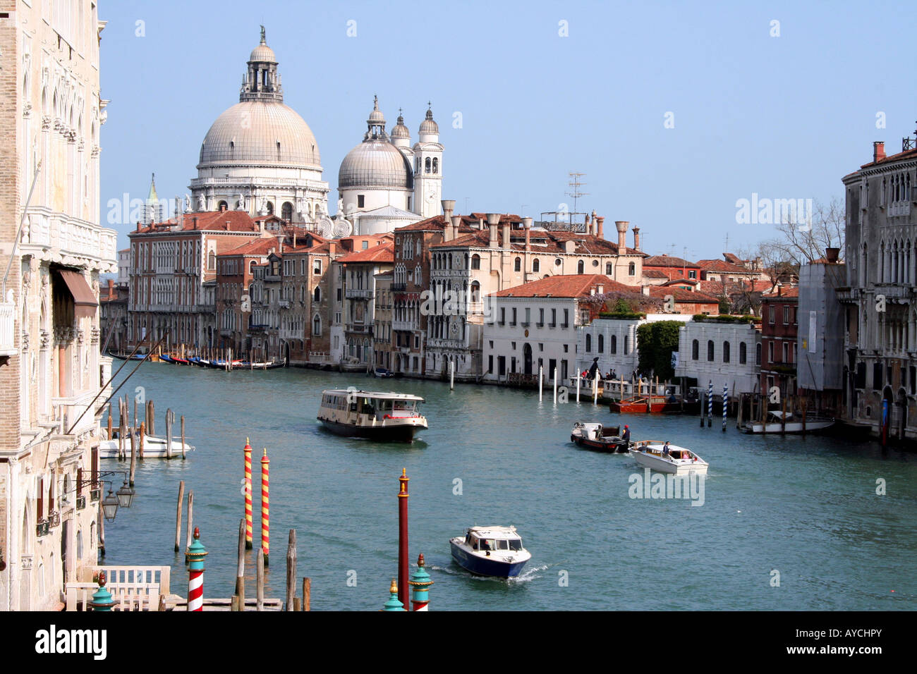 Imbarcazioni sul Canal Grande Venezia Italia con la Madonna della Salute la chiesa e la Collezione Peggy Guggenheim Foto Stock