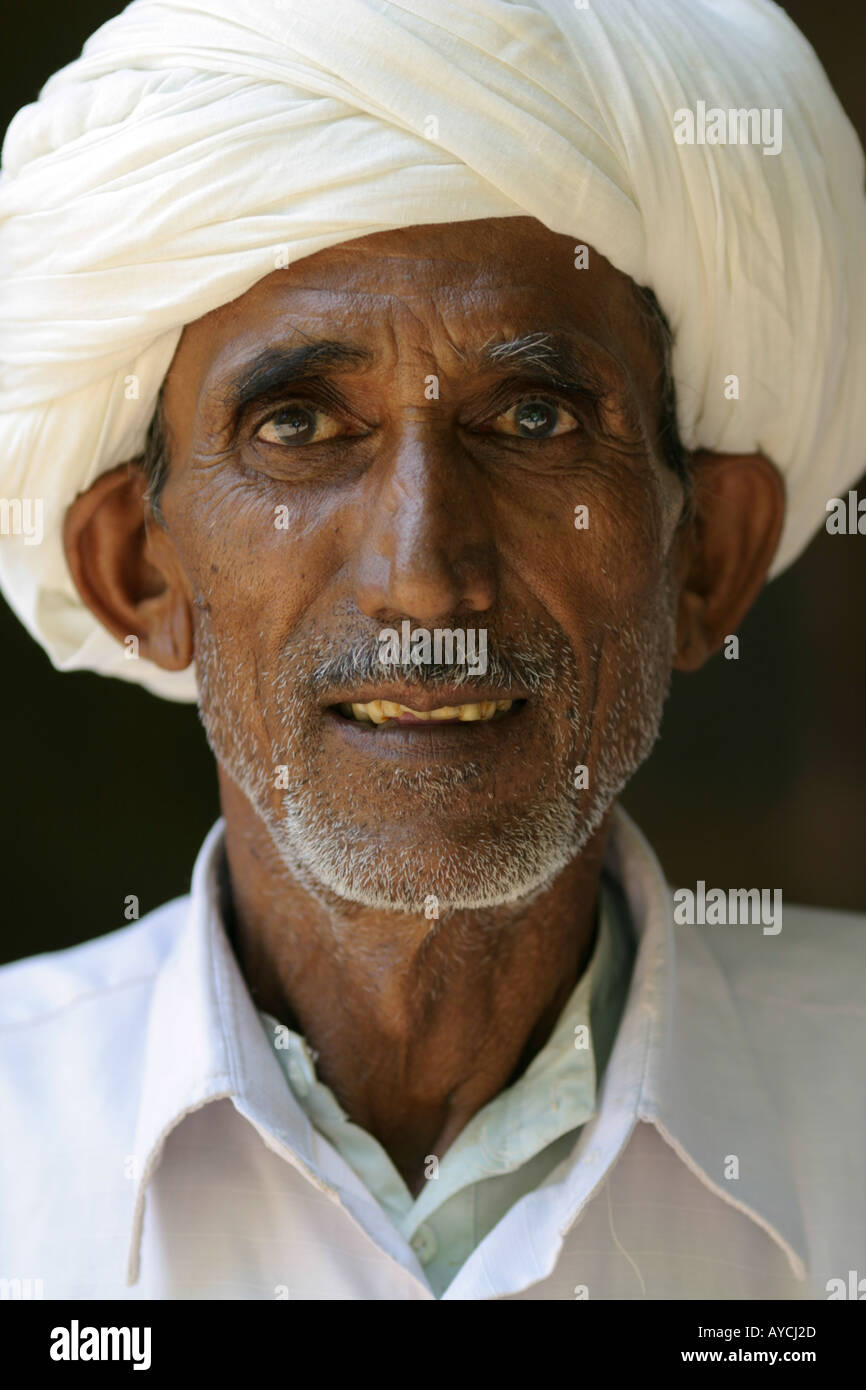 Ritratto di un uomo indiano di indossare abiti tradizionali, India Foto Stock