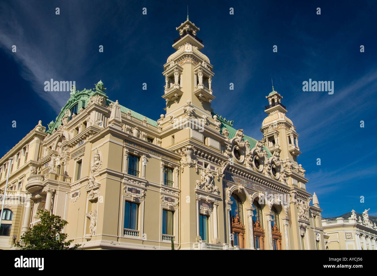 La parte posteriore del casino de Monte Carlo nel Principato di Monaco che si affaccia al mare Foto Stock