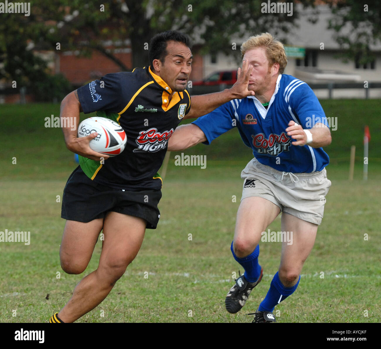Un braccio rigido tiene fuori un affrontare durante una partita di rugby Foto Stock
