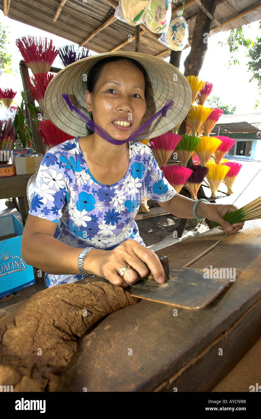 Donna mano rotoli alla cannella mix tinder su bastoncini di incenso Tu Duc villaggio nei pressi di Hue Vietnam centrale Foto Stock