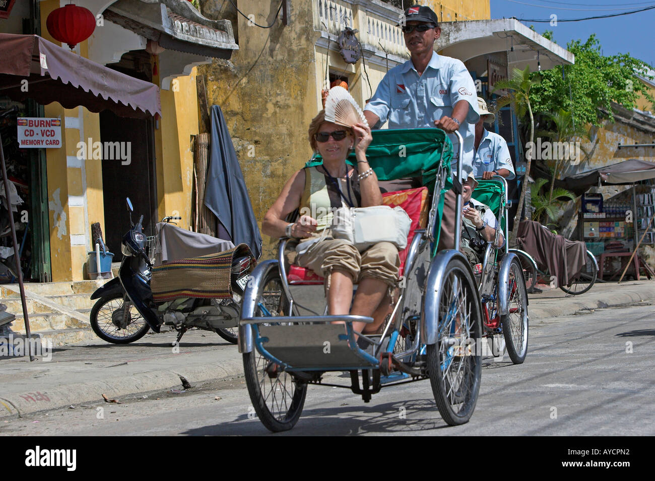 Visitatore in cyclo rickshaw tour di Hoi An città storica riverside metà Vietnam Foto Stock