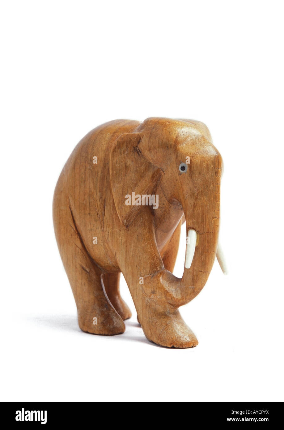 In legno intagliato elefante su sfondo bianco Foto Stock
