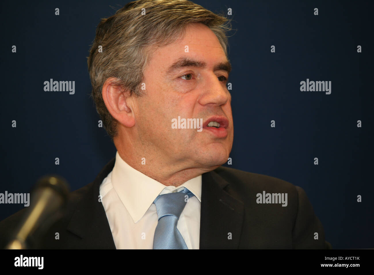Il primo ministro Gordon Brown MP intervenendo a un seminario politico a Londra Foto Stock