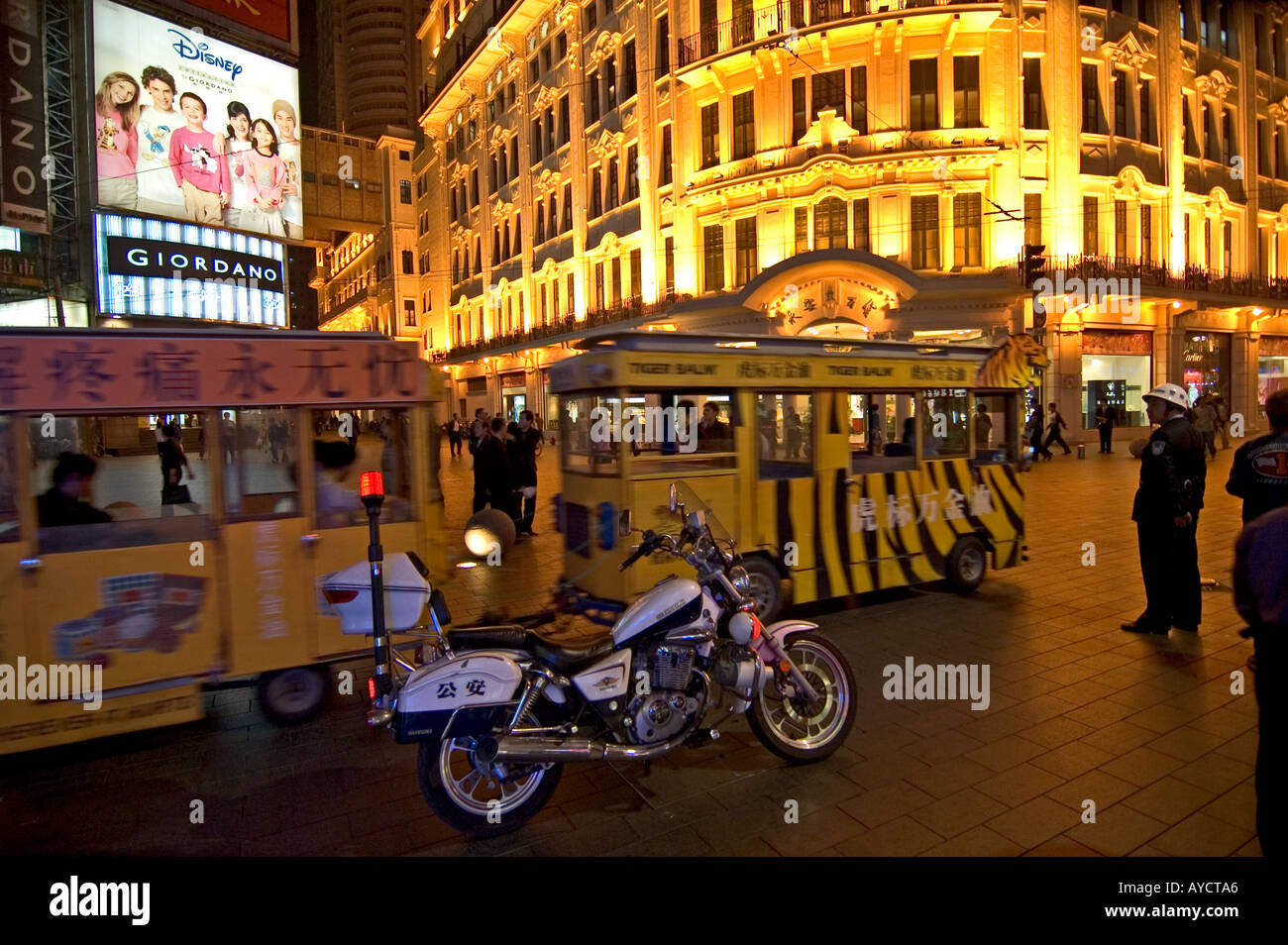 Un funzionario di polizia al lavoro sulla trafficata Nanjing East street a Shanghai in Cina Foto Stock