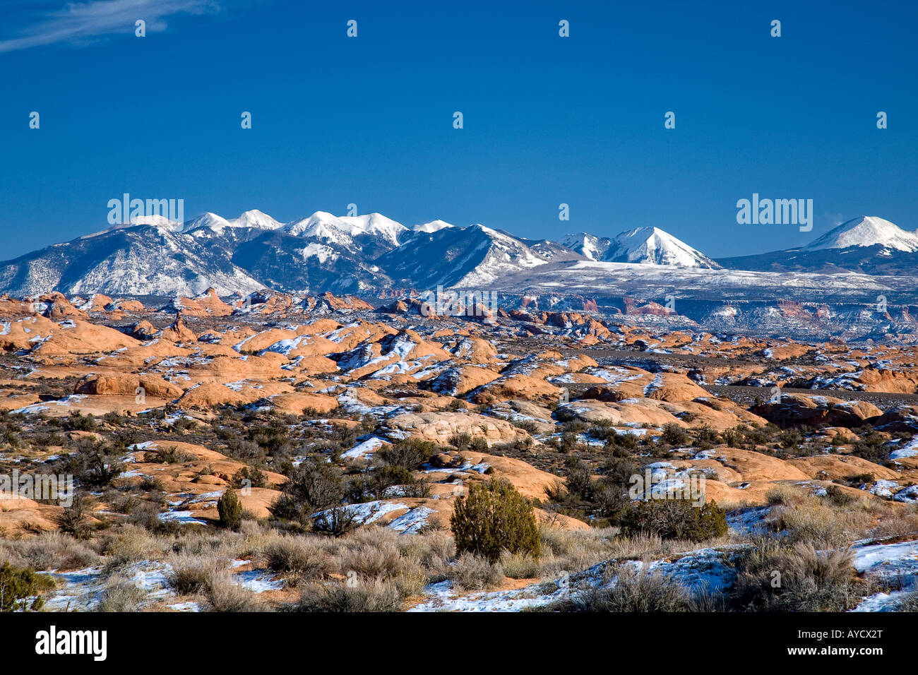 Pietrificate Dune antiche dune di sabbia La Sal Mountains neve invernale al Parco Nazionale di Arches Foto Stock