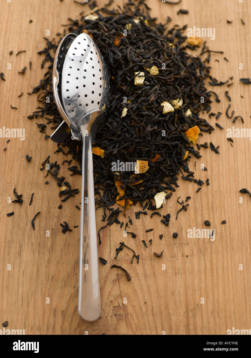 Le foglie di tè con agrumi e infusore in metallo - fascia alta Hasselblad 61mb di immagine digitale Foto Stock