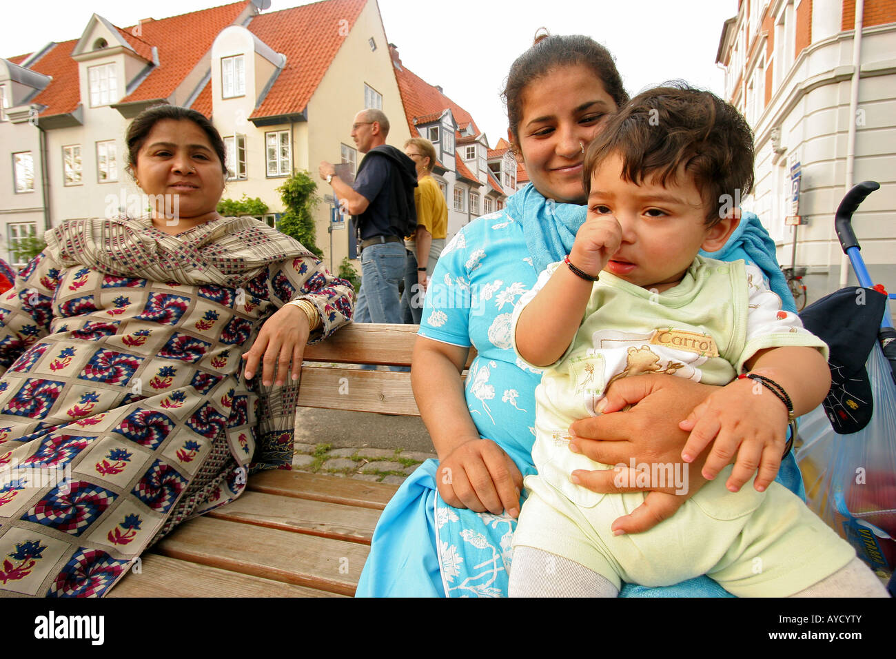 Mamma orgogliosa con il suo bambino in Lubecca Germania Foto Stock