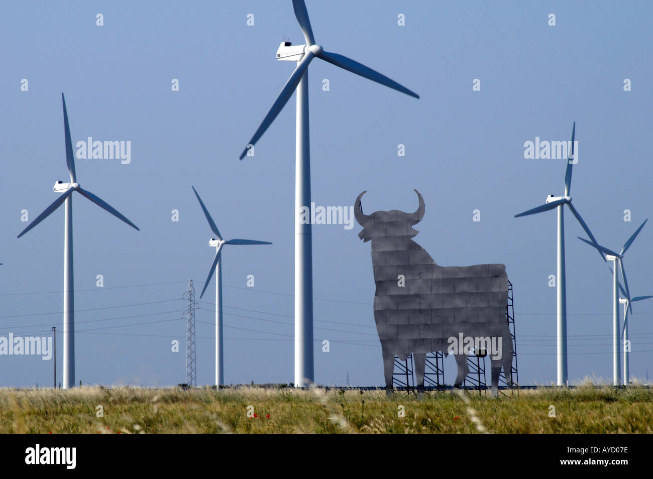 In Spagna, La Muela vicino a Zaragoza. Le turbine eoliche. Rialzista sul windpower. Osborne distintivo della Toro (bull) in background Foto Stock