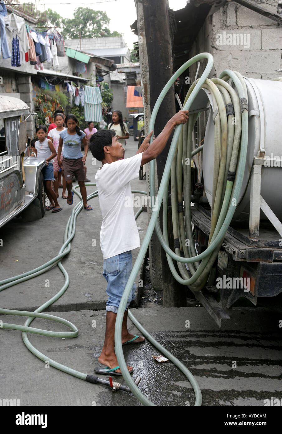 Acqua fresca è venduto da un serbatoio di acqua auto in baraccopoli trimestre Valenzuela, Manila Foto Stock