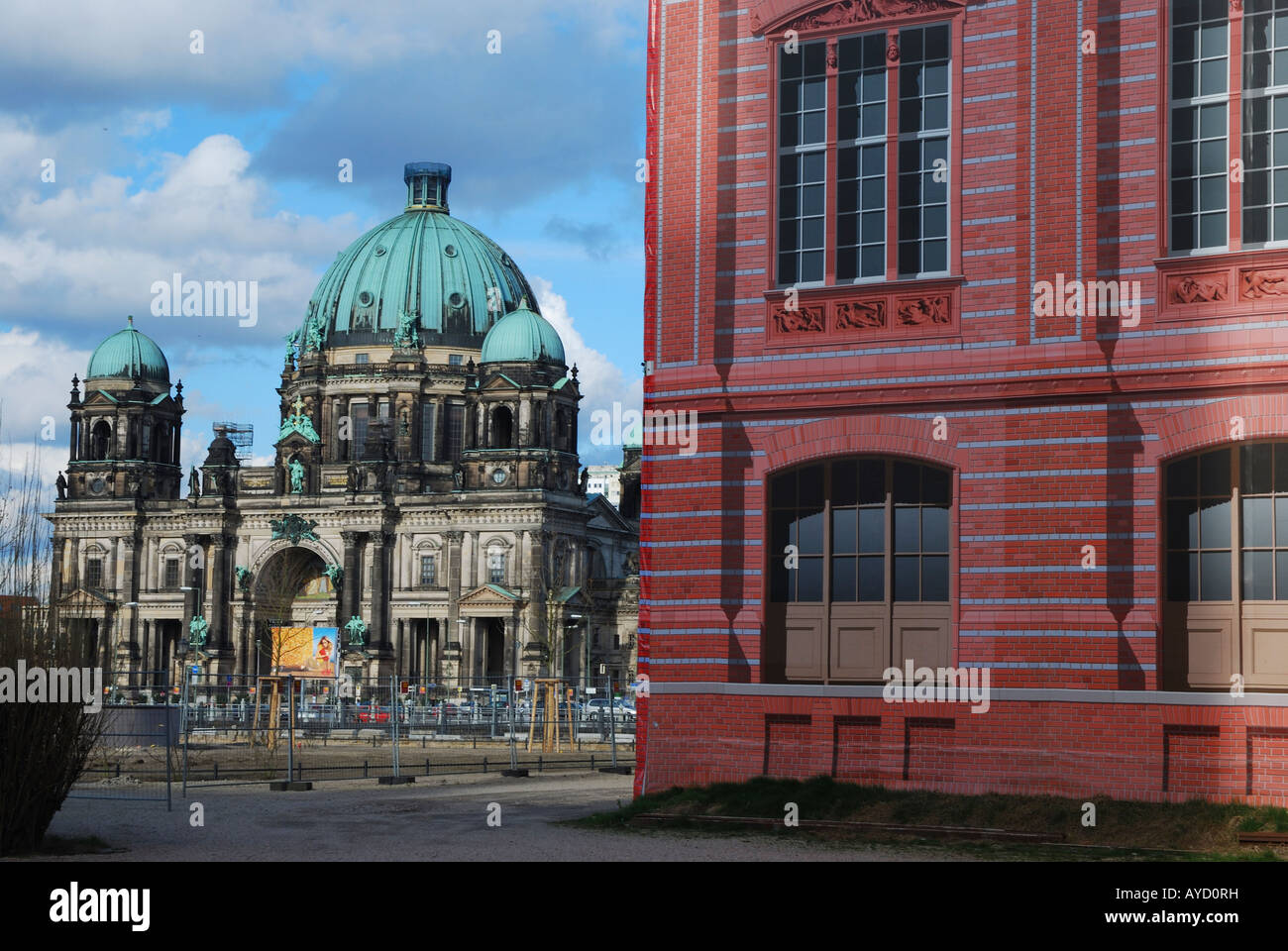 Cattedrale di Berlino con mock Bauakademie edificio in primo piano Foto Stock