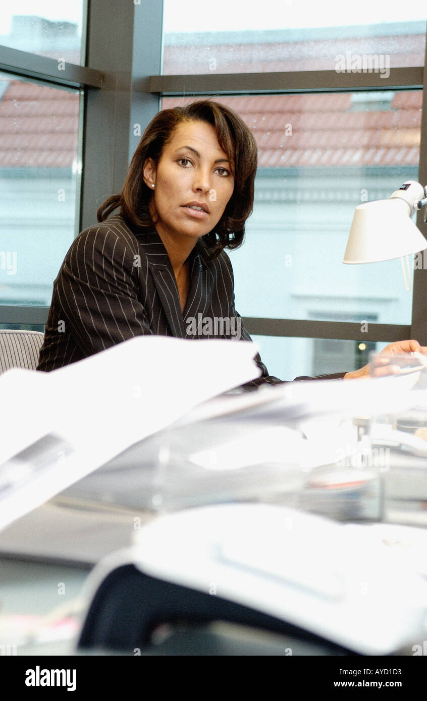 Imprenditrice al disordine scrivania Foto Stock