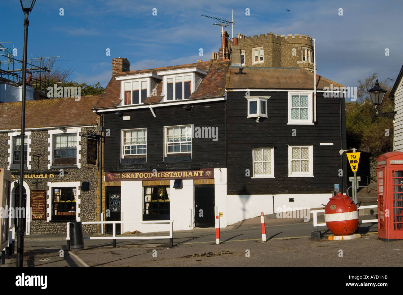 Porto Broadstairs Kent Regno Unito mostra Bleak House in background in cui l'autore Charles Dickens alloggiato & scritto Foto Stock