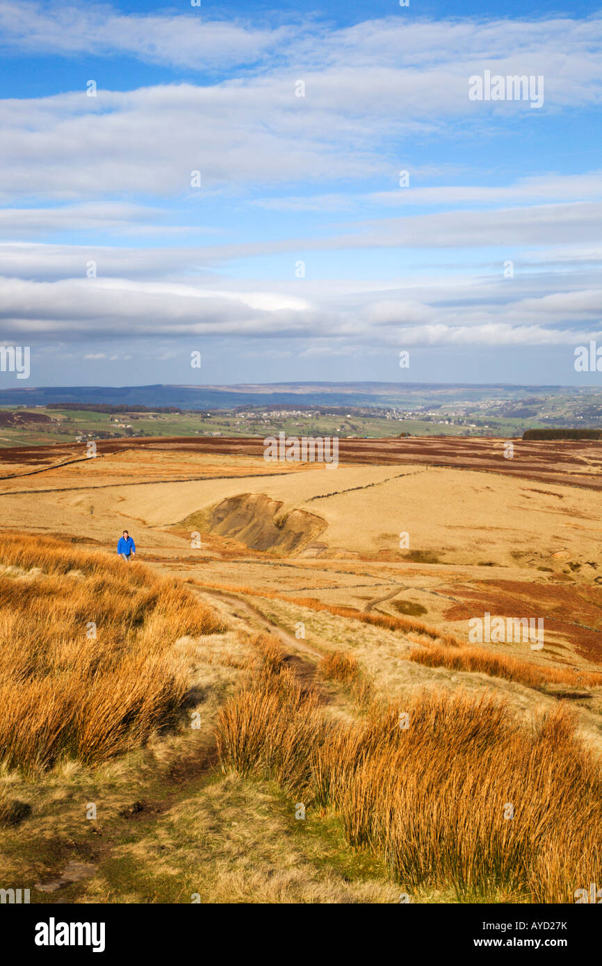 Lone Walker su Haworth Moor West Yorkshire Inghilterra Foto Stock